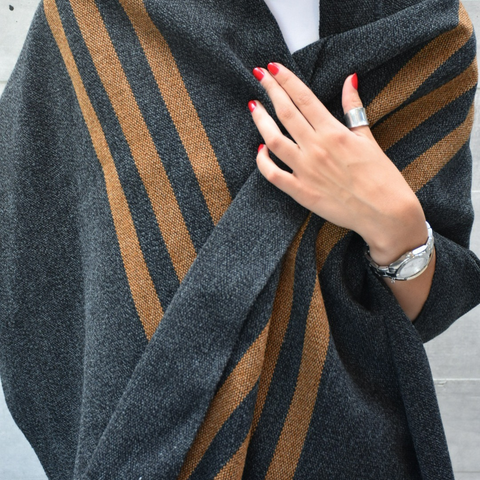 RUANA GRIS MARENGO Y CAMEL
