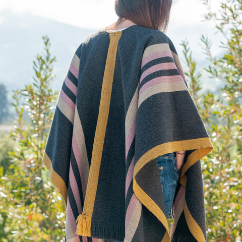 RUANA GRIS MARENGO, PALO DE ROSA Y AMARILLO