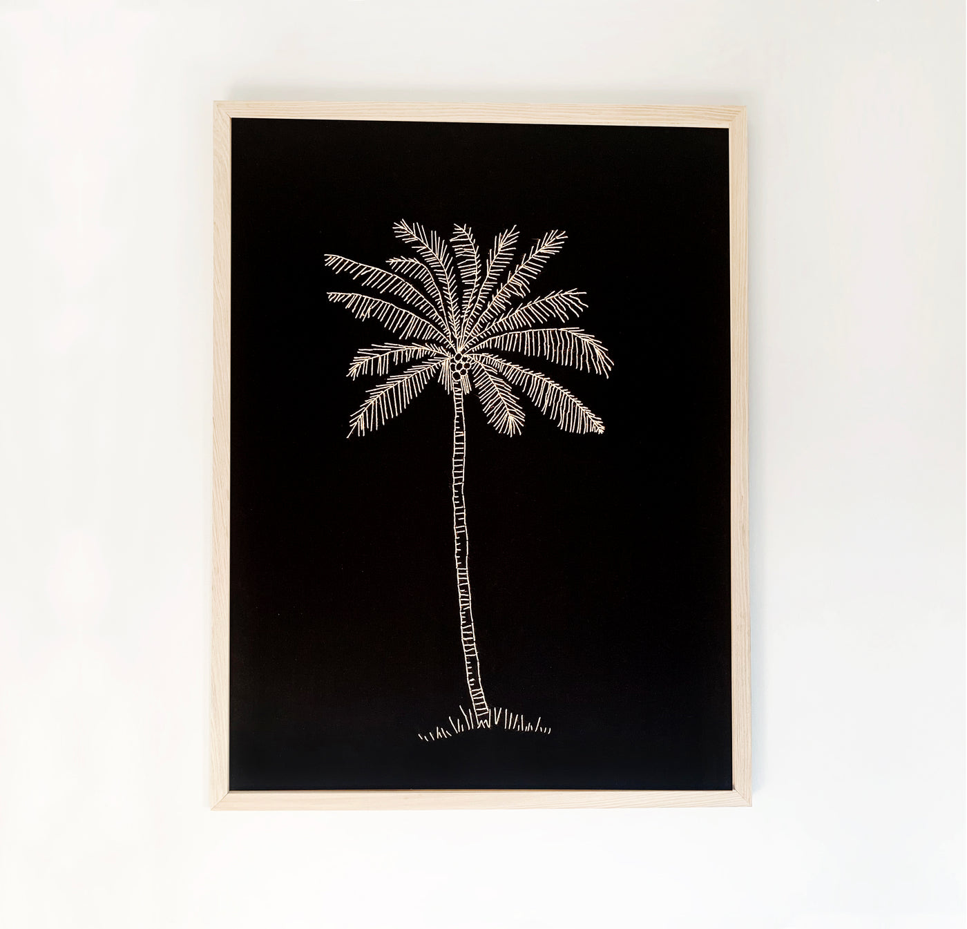 CUADRO PALMERA BORDADA GRIS FONDO NEGRO